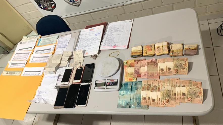 Documentos, celulares e dinheiro apreendidos